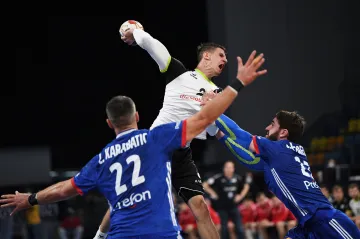 Andy Schmid zakončuje proti Francii