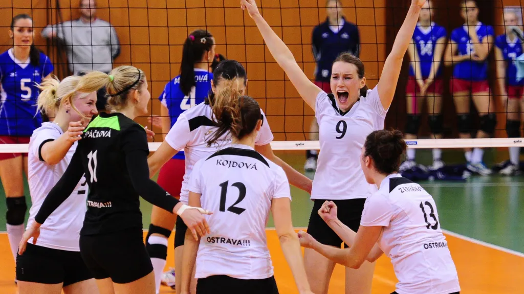 Slavící volejbalistky Ostravy