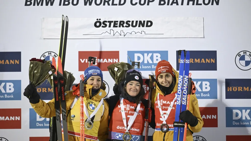 Trojice nejlepších biatlonistek stíhacího závodu v Östersundu