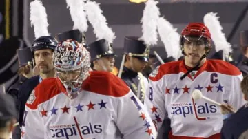 Hráči Washingtonu nastupují k zápasu pod širým nebem