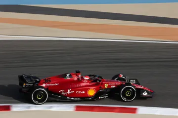 Charles Leclerc během testování v Bahrajnu