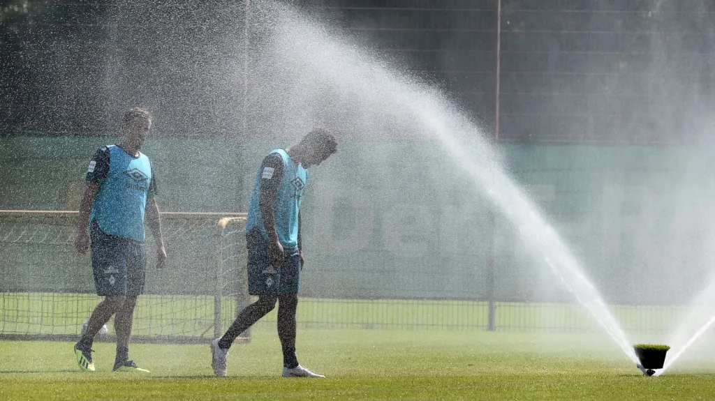 Fotbalisté se během tréninku rádi osvěží