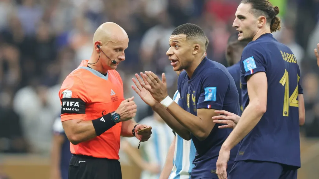 Szymon Marciniak v akci