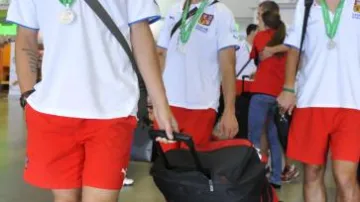 Česká devatenáctka po příletu do Prahy