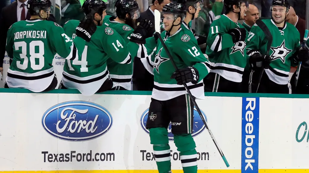 Radek Faksa slaví se spoluhráči z Dallasu vstřelenou branku
