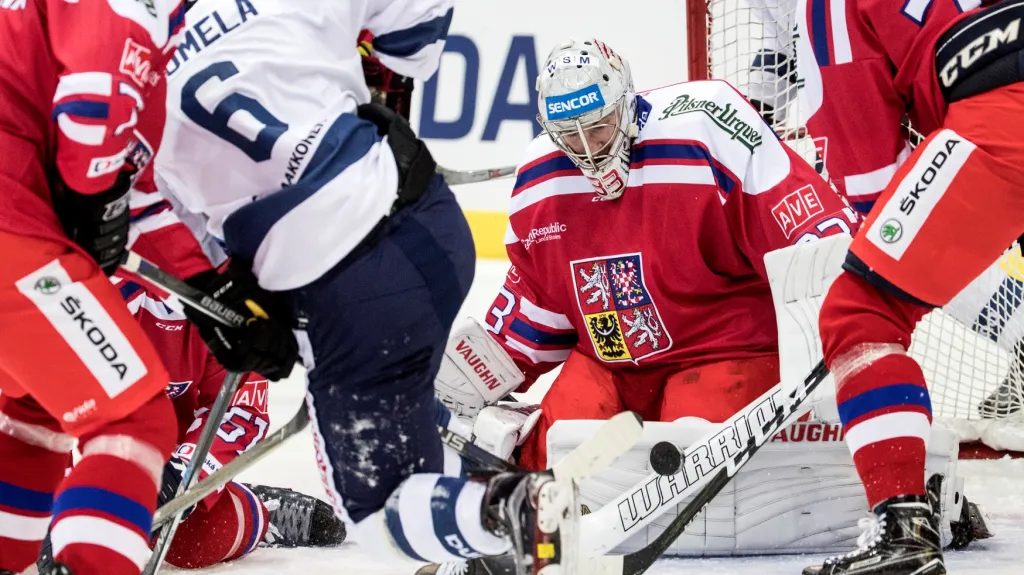 Český brankář Pavel Francouz v utkání proti Finsku