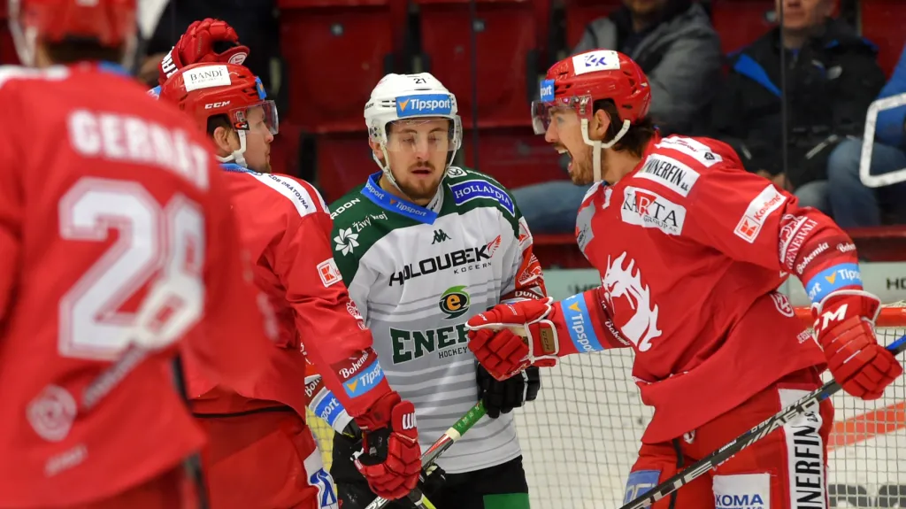 Třinecký Matěj Stránský se raduje z branky v Karlových Varech