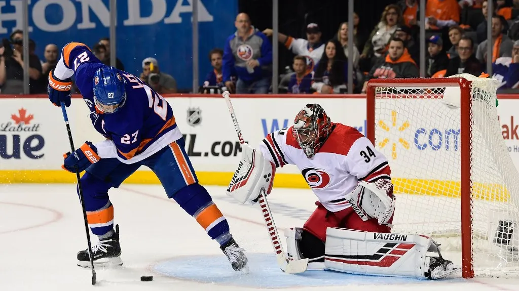 Brankář Petr Mrázek (vpravo) v utkání 2. kola play-off s NY Islanders