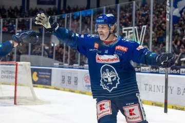 Jaromír Jágr z Kladna oslavuje gól v baráži