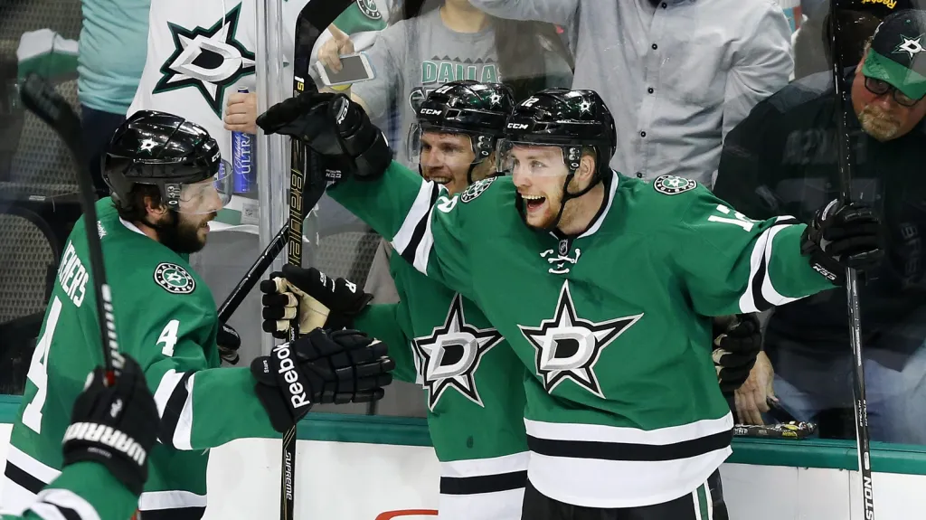 Radek Faksa se raduje se spoluhráči