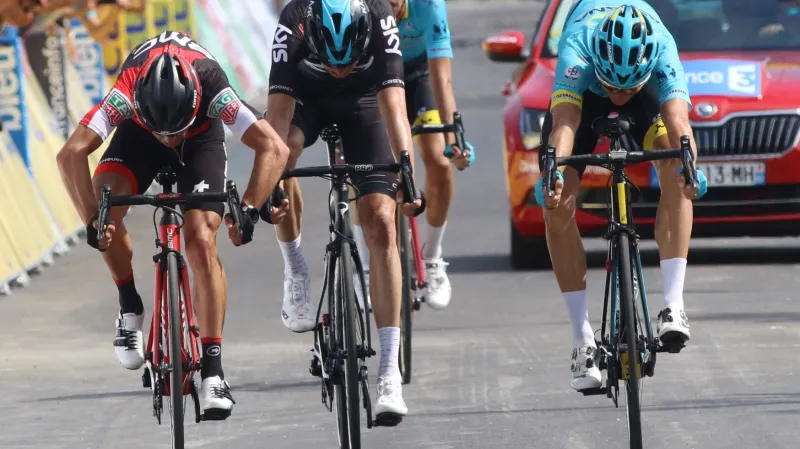 Jakob Fuglsang (vpravo) poráží Richieho Porta a Chrise Frooma