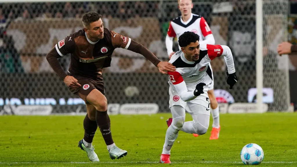 Omar Marmoush v duelu se St. Pauli 