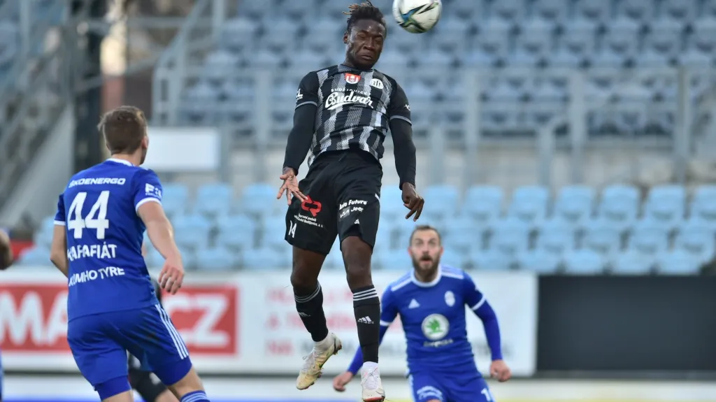 Fortune Bassey z Českých Budějovic hlavičkuje