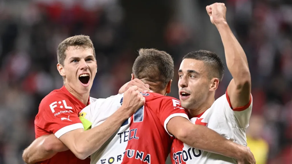 Fotbalisté Slavie se radují z gólu