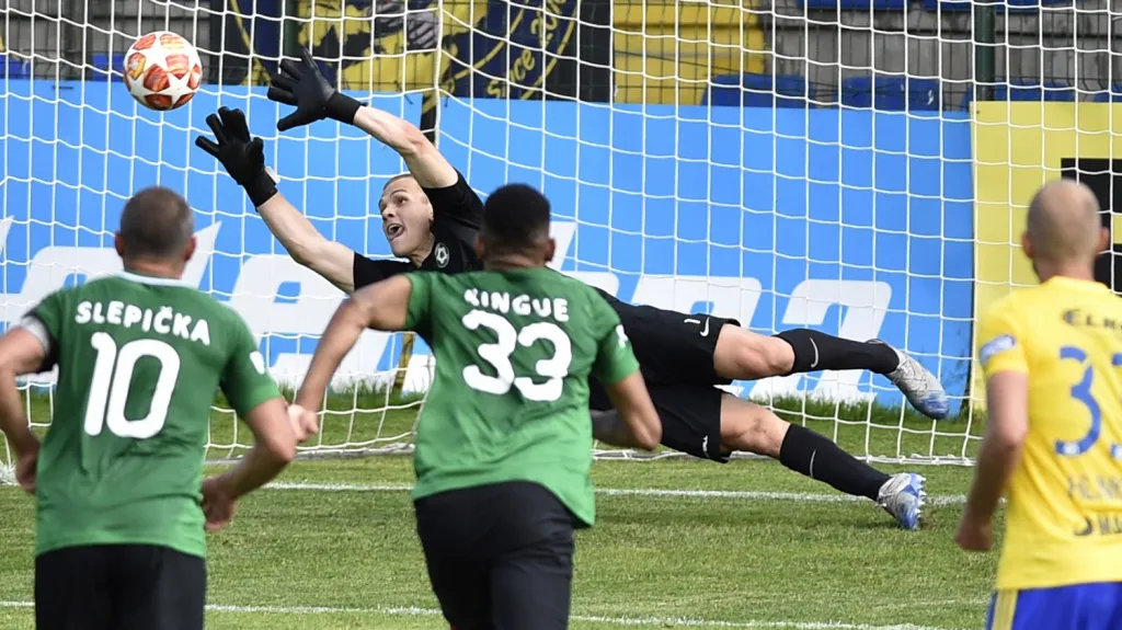 Příbramský brankář Melichar na Poznarovu penaltu jen těsně nedosáhl