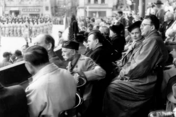 Prezident Klement Gottwald sleduje sokolský průvod v roce 1948