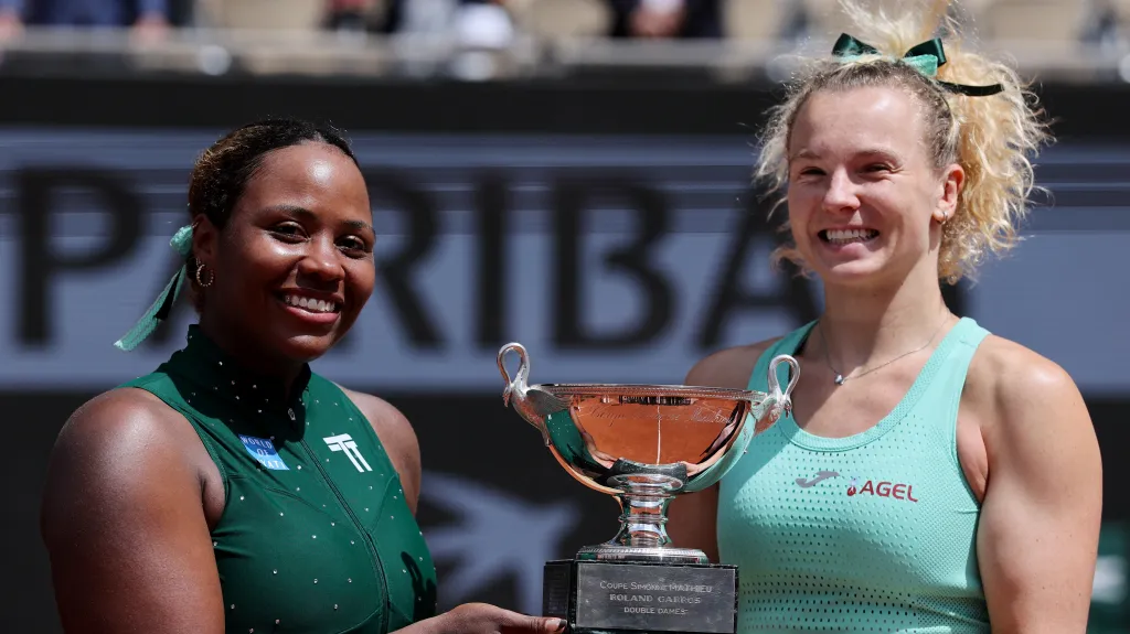 Taylor Townsendová a Kateřina Siniaková s trofejí pro vítězky Roland Garros