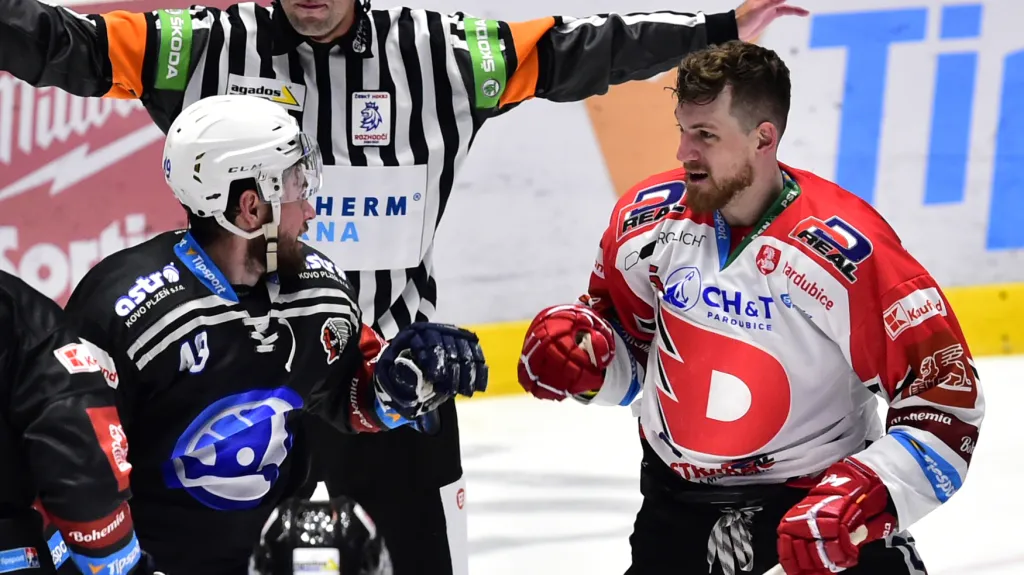 Plzeňský Vojtěch Budík v potyčce s Rhettem Hollandem z Pardubic