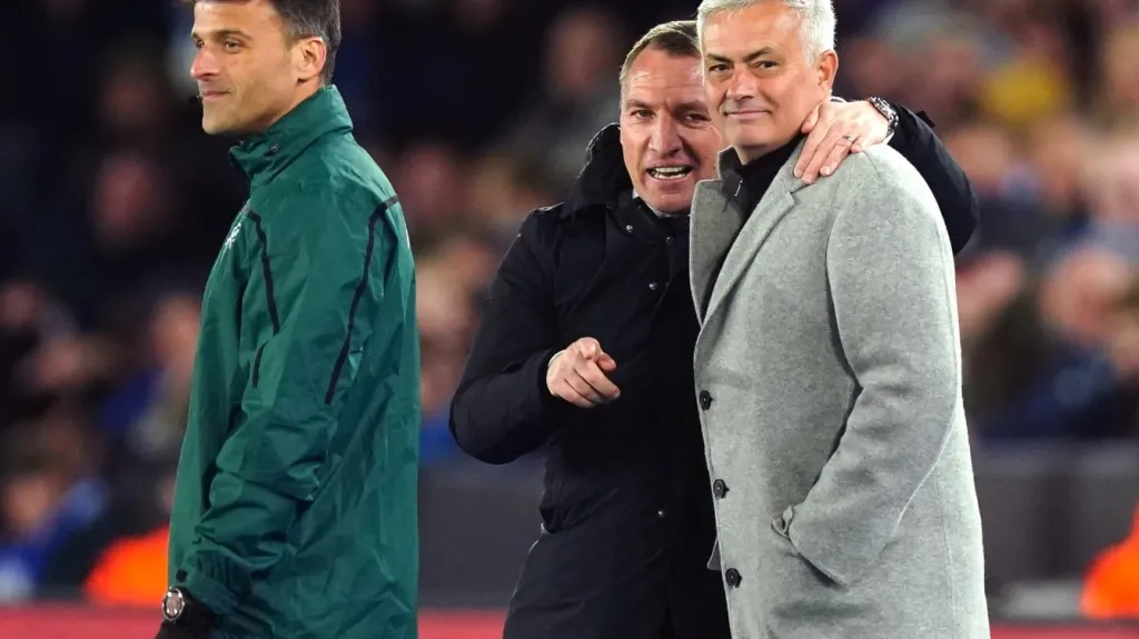 José Mourinho s Brendanem Rodgersem v přátelské konverzaci