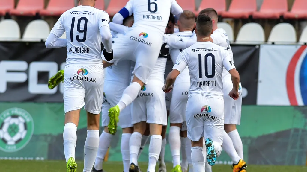 Fotbalisté Slovácka se radují z gólu v Příbrami