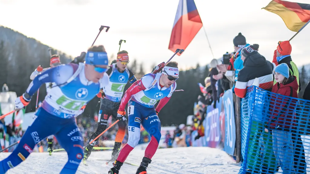 Štafetový závod biatlonistů