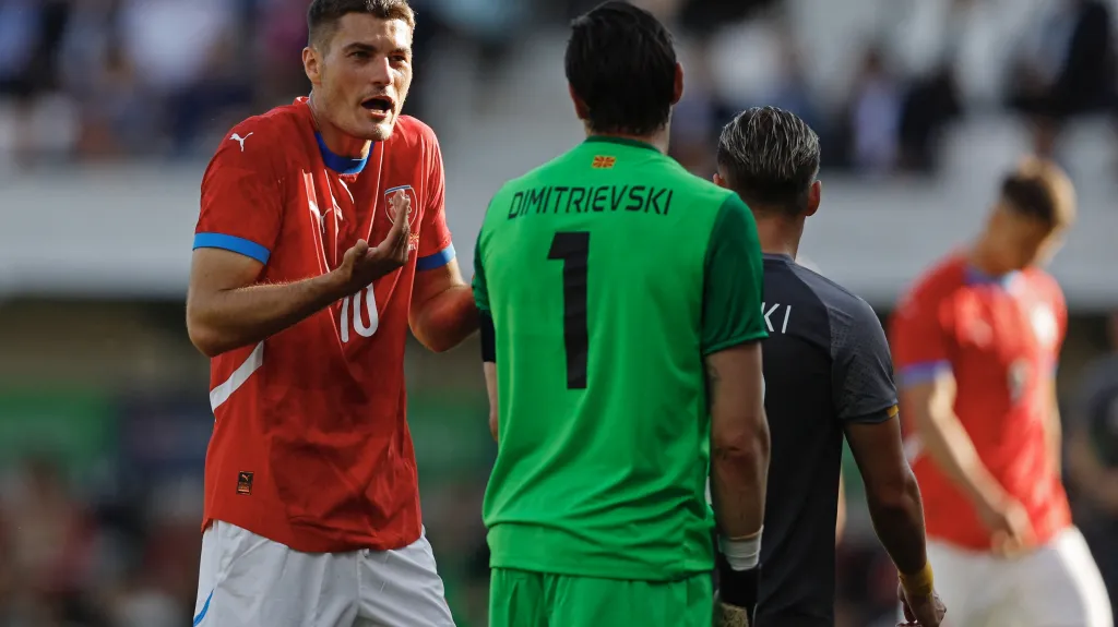 Patrik Schick v diskuzi s hráči Severní Makedonie