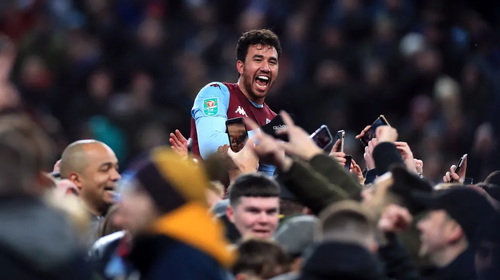 Trezeguet na ramenou fanoušků Aston Villy