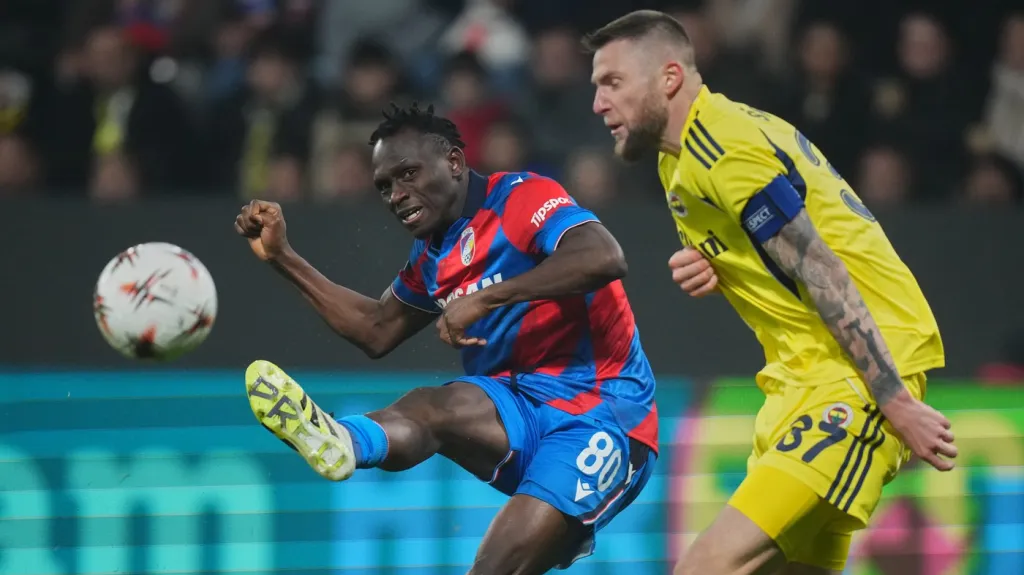 Prince Kwabena Adu a Milan Škriniar v utkání Plzně s Fenerbahce