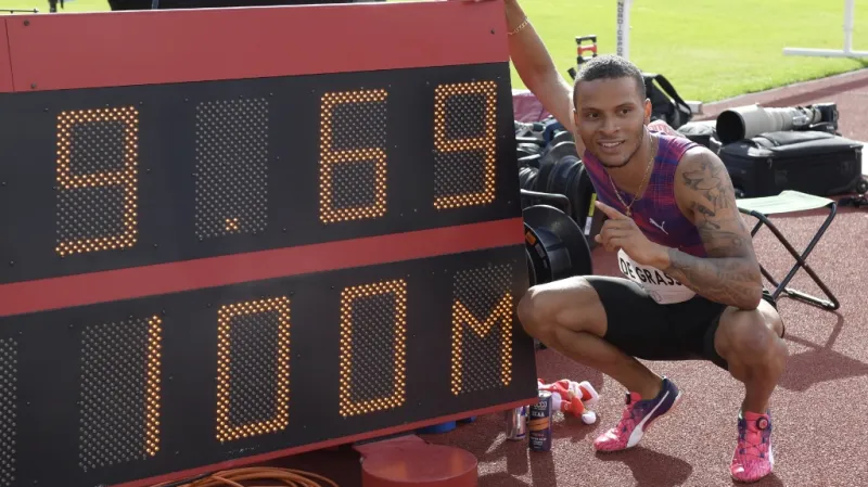 Kanadský sprinter André de Grasse zaběhl stovku za 9,69 ve velmi silném větru