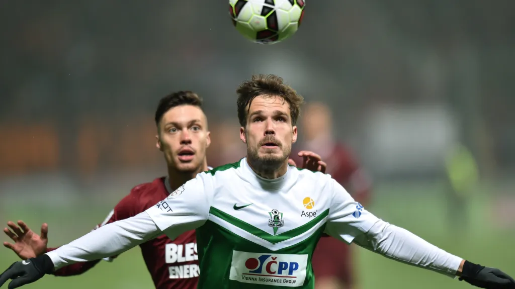 Filip Novák z Jablonce (v popředí) bojuje o míč s Václavem Kadlecem ze Sparty