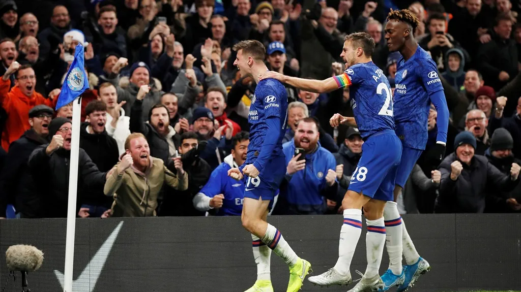 Fotbalisté Chelsea se radují z gólu v Premier League