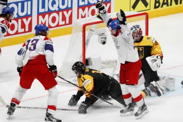 Čeští hokejisté slaví gól v síti Německa