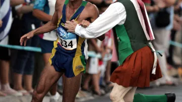 Vanderlei de Lima si na olympiádě v Aténách běžel pro zlato z maratonu, ale napadl ho blázen