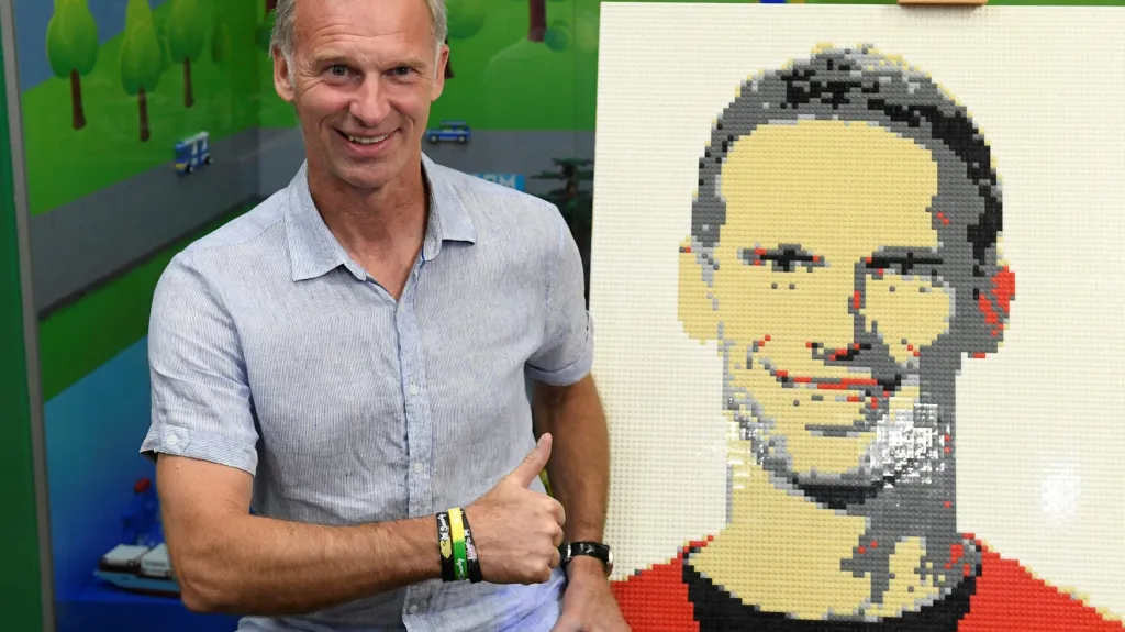 Dominik Hašek se svým portrétem z kostiček lega
