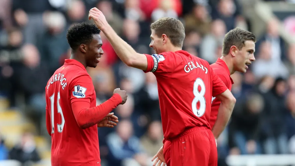 Radost fotbalistů Liverpoolu (vlevo Daniel Sturridge, s kapitánskou páskou Steven Gerrard)