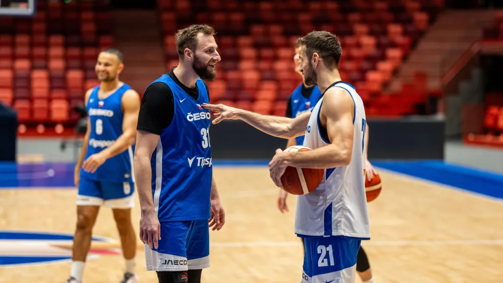 Basketbalisté Martin Kříž a Tomáš Kyzlink