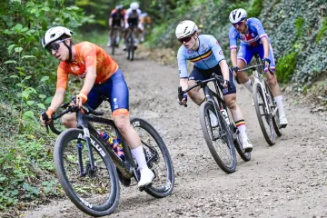 Julia Kopecký (na fotografii třetí v pořadí) na MS v gravelu