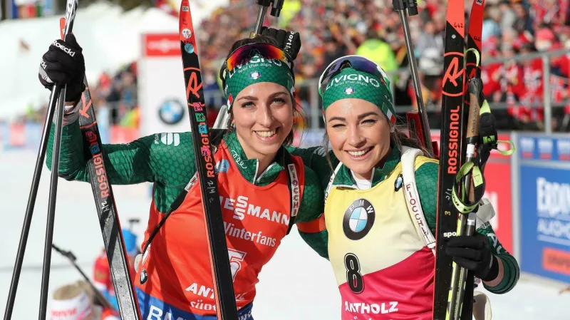 Lisa Vittozziová a Dorothea Wiererová ve vítězném objetí po závodech na domácí půdě v Anterselvě