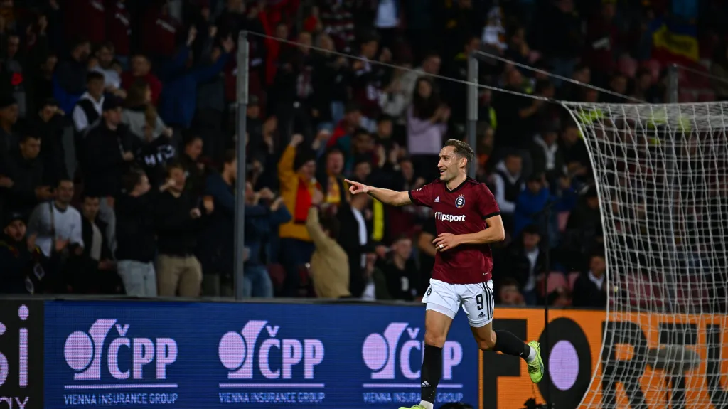 Sparťan Jan Kuchta oslavuje gól