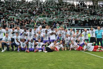 Fotbalisté Karviné při oslavách prvního místa Mol Cupu