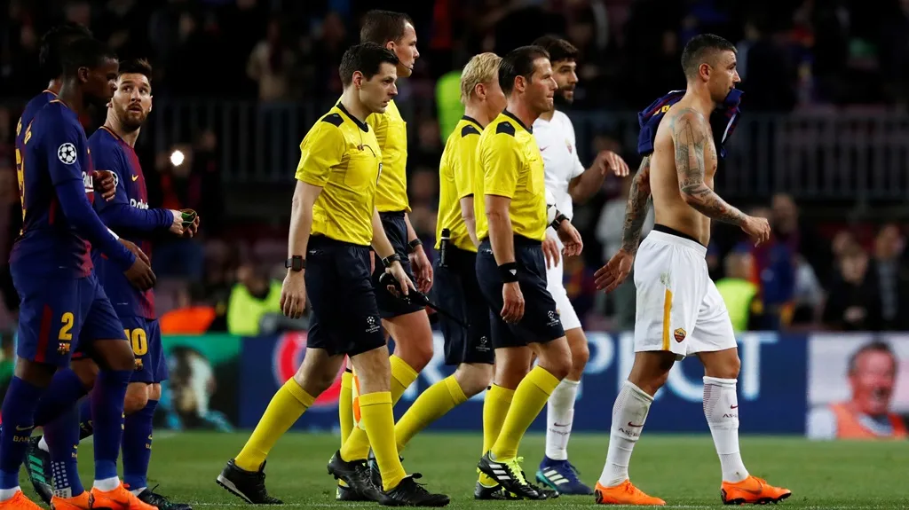 Smutní Římané, sudí a spokojení hráči Barcelony