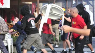 Střet sparťanských fanoušků s policisty