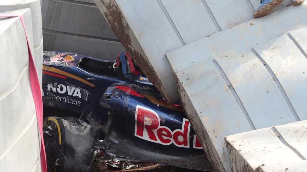 Zničený vůz Carlose Sainze