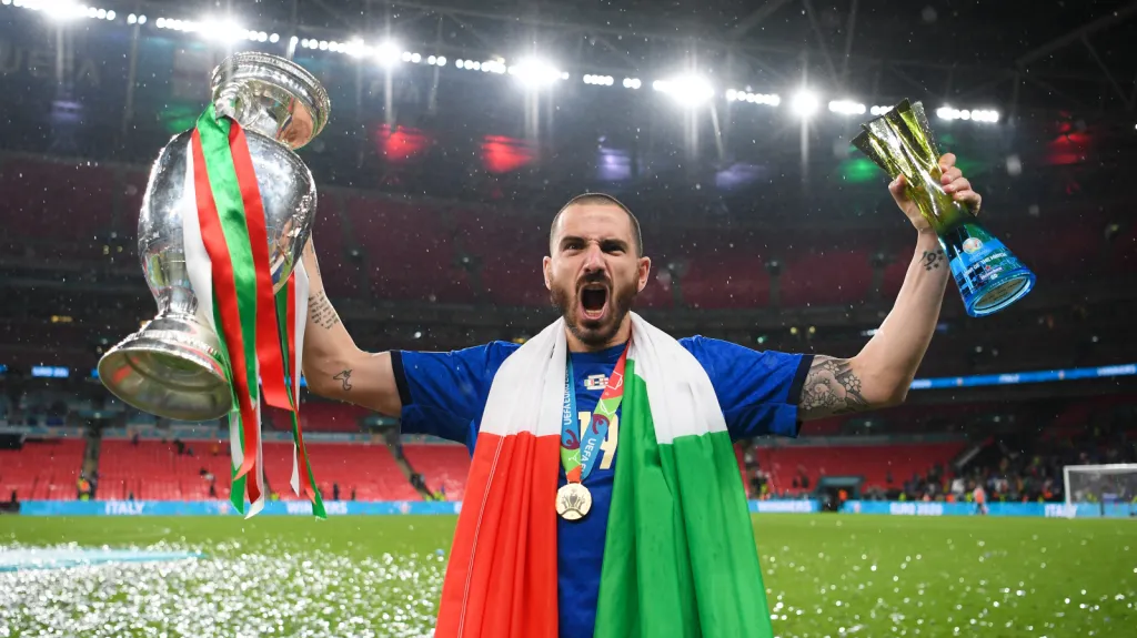 Ital Leonardo Bonucci se raduje z triumfu na mistrovství Evropy