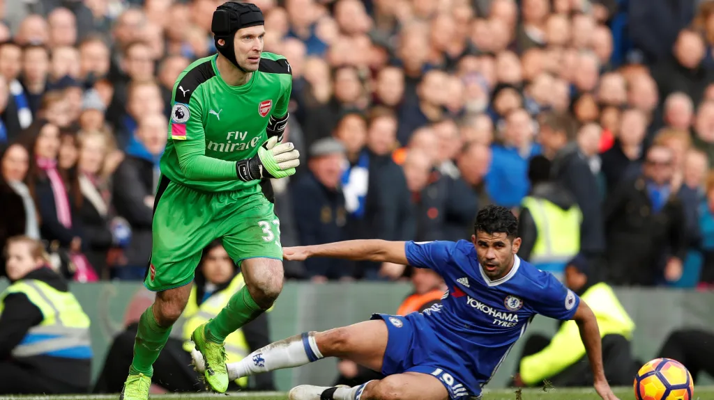Petr Čech během utkání proti Chelsea