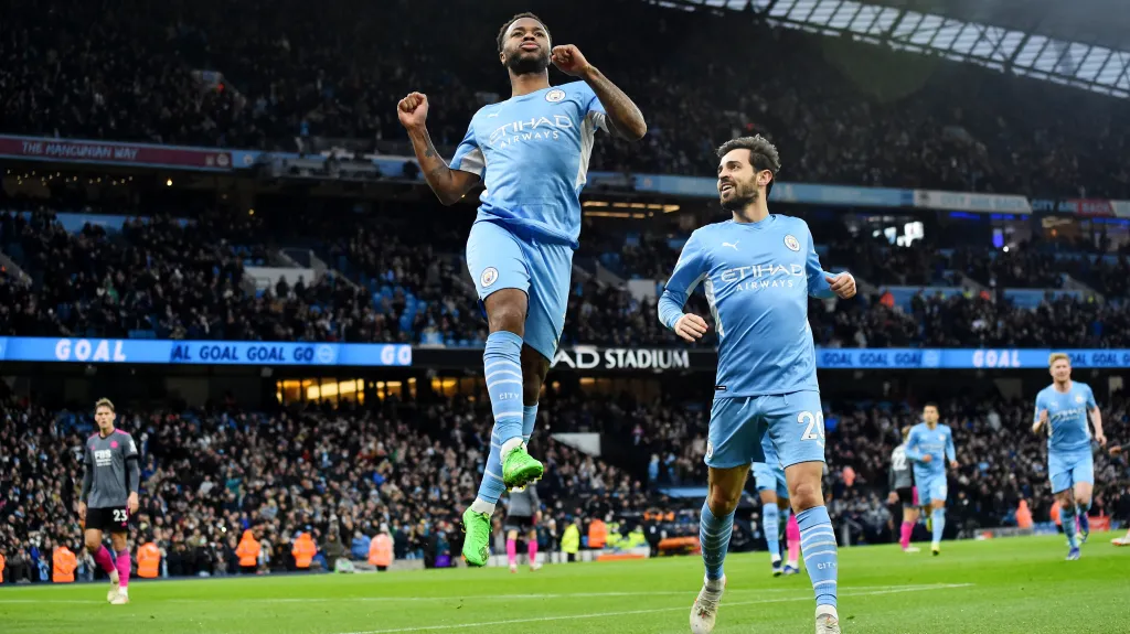 Raheem Sterling z Manchesteru City (vlevo) se raduje z gólu