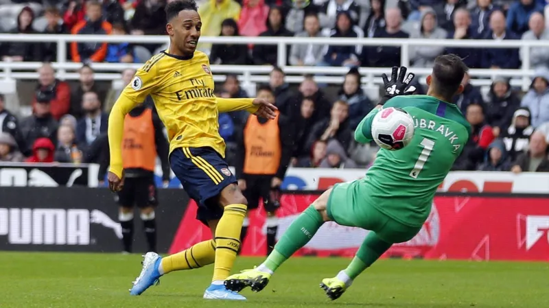Pierre-Emerick Aubameyang z Arsenalu překonává Martina Dúbravku z Newcastlu