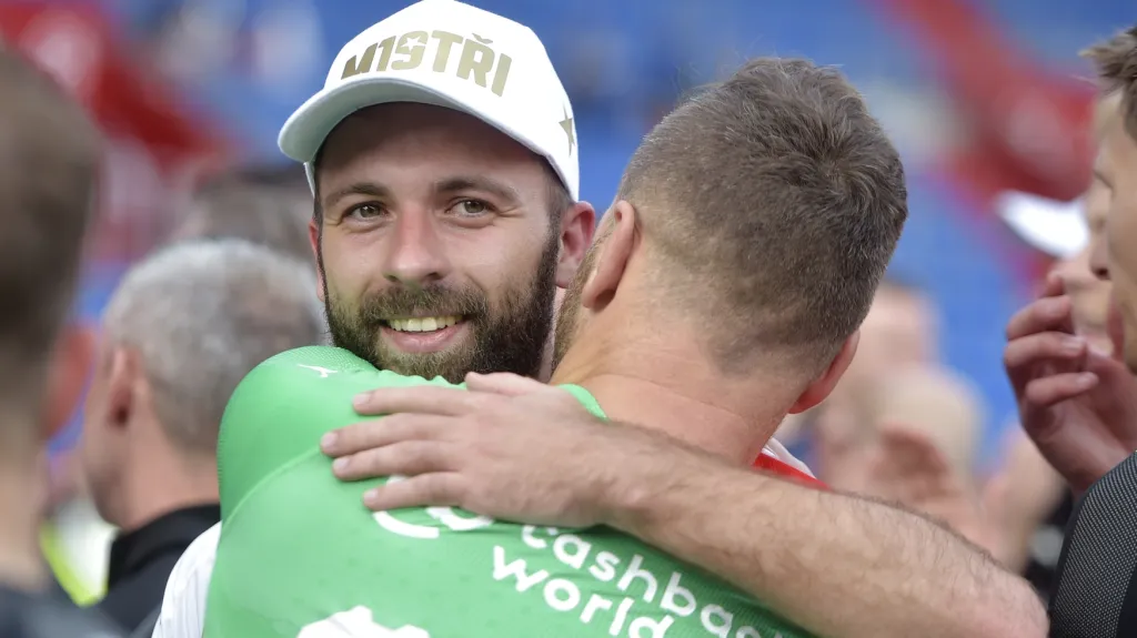 Josef Hušbauer a brankář Přemysl Kovář se radují ze zisku ligového titulu