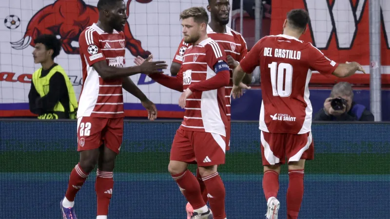 Abdallah Sima slaví branku se spoluhráči