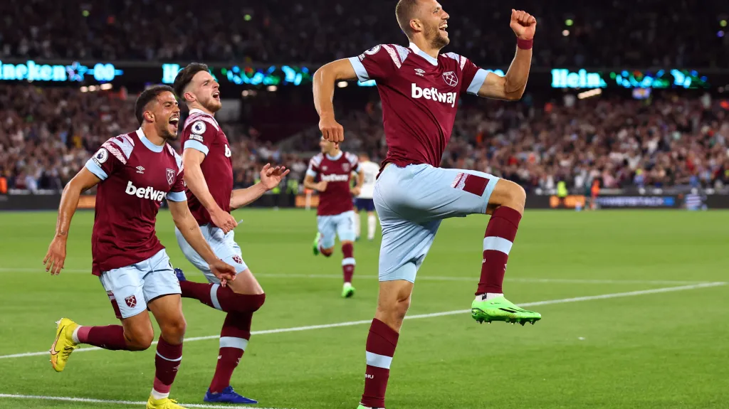 Tomáš Souček z West Hamu slaví gól